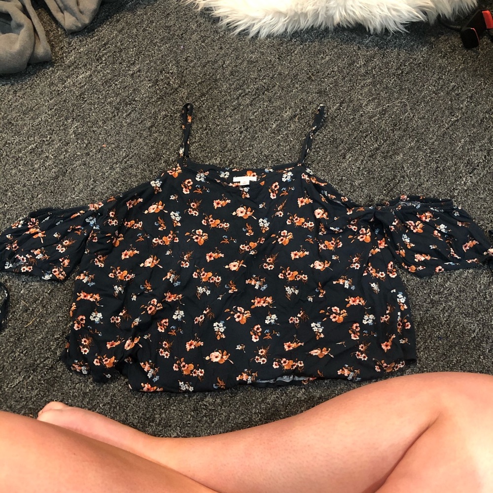 Floral print cold shoulder top